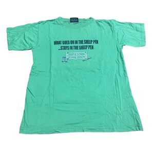 Planet New Zealand Green T-Shirt Zealand, Size M What Goes On In The Sheep Pen